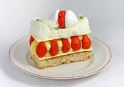Dacquoise amande, cremeux chocolat blanc, chantilly, fine feuille de chocolat blanc, macaron meringue et sorbet fraise.
<i>© Jiyoné 2012</i>